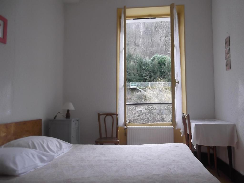 Hotel Du Dauphine Allevard Zimmer foto